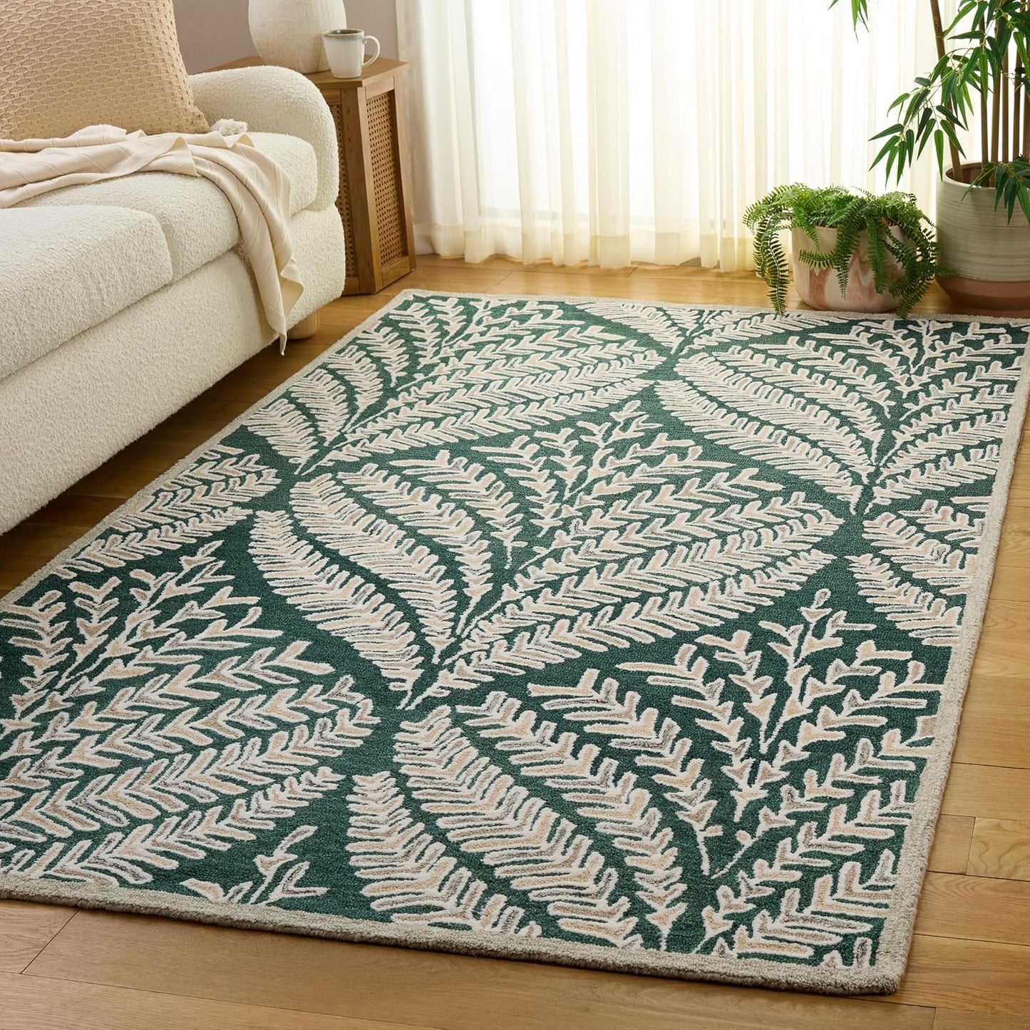 SAFAVIEH Capri Collection Runner Rug - 2'3" x 7', Ivory & Green, Handmade Wool, Ideal for High Traffic Areas in Living Room, Bedroom (CPR208B)